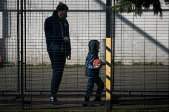 LONDON, ENGLAND - MARCH 22: A parent with their child play in a roadside playground on March 22, 2020 in London, England. Coronavirus (COVID-19) has spread to at least 188 countries, claiming over 13,000 lives and infecting more than 300,000 people. There have now been 5,018 diagnosed cases in the UK and 233 deaths. (Photo by Ollie Millington/Getty Images)