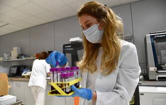 Una dottoressa controlla le provette dei test Covid-19 effettuati sui pazienti, nel laboratorio del Policlinico S.Martino. Genova, 26 Maggio 2020 ANSA/LUCA ZENNARO
