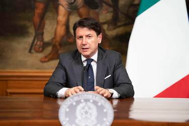 epa08479978 A handout photo made available by the Chigi Palace Press Office shows Italian Prime Minister Giuseppe Conte attending a press conference at the end of the Cabinet meeting at Chigi Palace in Rome, Italy, 11 June 2020.  EPA/FILIPPO ATTILI / CHIGI PALACE PRESS OFFICE / HANDOUT  HANDOUT EDITORIAL USE ONLY/NO SALES