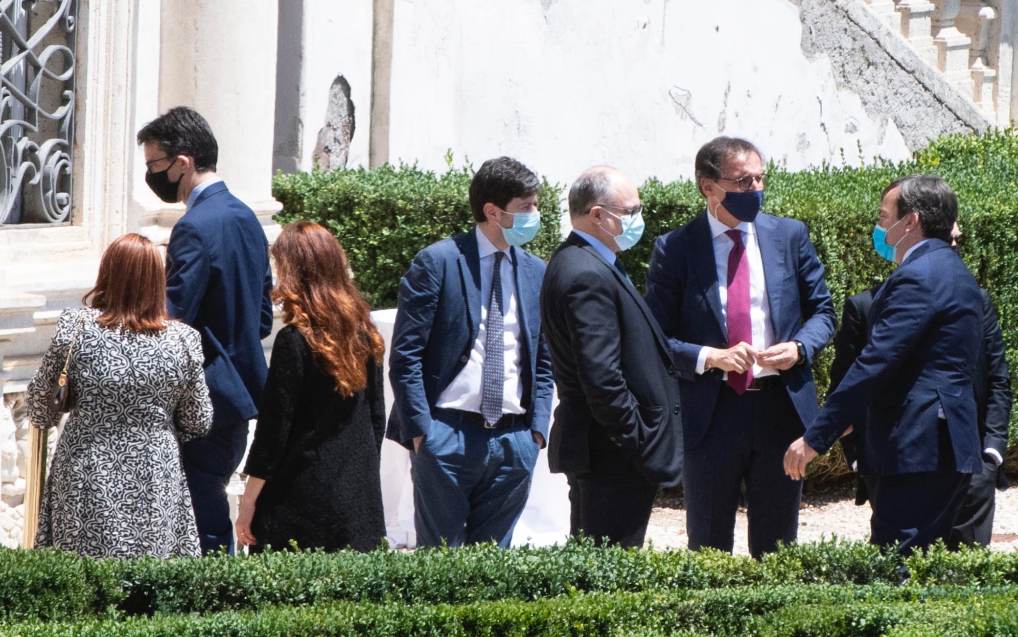 Alcuni ministri durante una pausa degli Stati Generali nel giardino di Villa Pamphili I ministri durante una pausa della prima giornata gli stati generali nei giardini di Villa Pamphili a Roma, 13 giugno 2020. ANSA/CLAUDIO PERI - MASSIMO PERCOSSI