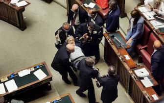Vittorio Sgarbi trascinato via dall'Aula della Camera