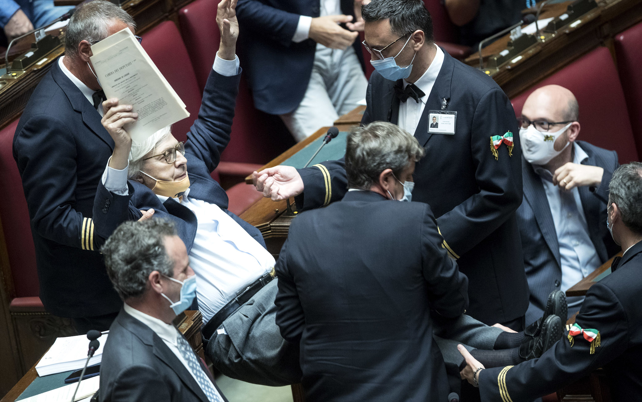 Vittorio Sgarbi Espulso Dal Parlamento Trascinato Via Di Peso Dalla Camera Video