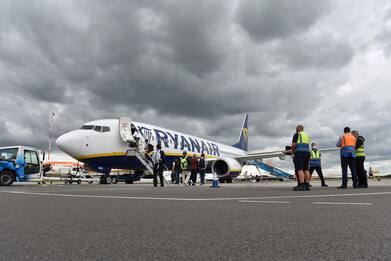 Ryanair, trimestre "più impegnativo in 35 anni": passeggeri -99%