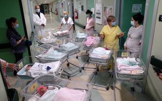Il  personale del reparto di ginecologia e ostetricia dell'Ospedale di Cremona , 29 giugno 2020. Nell'arco di 24 ore, dalle 15 di venerdì alle 15 di sabato, all'ospedale Maggiore di Cremona sono nati 15 bambini, 10 femmine e 5 maschietti, compresi due gemelli. Un evento eccezionale che accade dopo i giorni bui dell'emergenza Coronavirus che la struttura ha dovuto affrontare da fine febbraio.
ANSA/OSPEDALE CREMONA EDITORIAL USE ONLY NO SALES