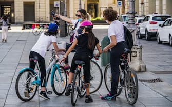 Selfie per mamme e figlie in bicicletta a piazza Castello, Torino, 07 maggio 2020 ANSA/TINO ROMANO