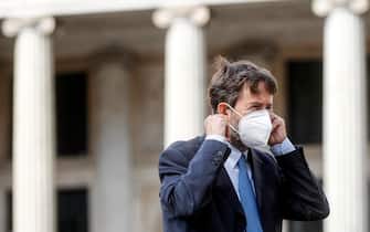 Dario Franceschini, ministro dei Beni Culturali, indossa la mascherina protettiva al suo arrivo a Palazzo Chigi per la riunione del Consiglio dei ministri, Roma, 9 giugno 2020. ANSA/RICCARDO ANTIMIANI