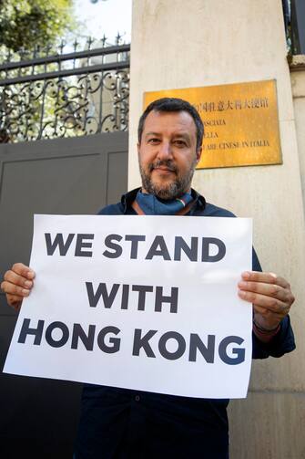 Il senatore Matteo Salvini insieme ai parlamentari della lega davanti lÃ?ambasciata cinese. Roma 2 luglio 2020 
ANSA/MASSIMO PERCOSSI