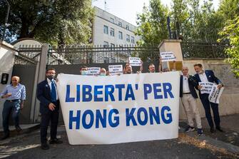 Il senatore Matteo Salvini insieme ai parlamentari della lega davanti lÃ?ambasciata cinese. Roma 2 luglio 2020 
ANSA/MASSIMO PERCOSSI