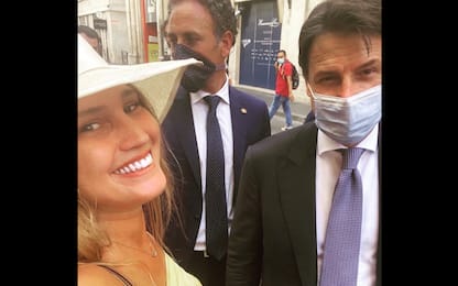 Ragazza chiede selfie hot a Conte, il premier: “Manteniamo distanza”