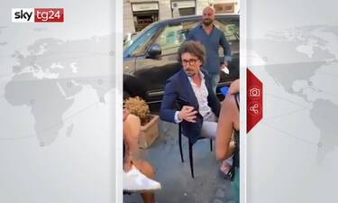 Toninelli contestato al bar replica stizzito. VIDEO