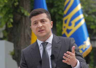 epa08433274 Ukrainian President Volodymyr Zelensky speaks during a press conference in Kiev, Ukraine, 20 May 2020, amid the ongoing coronavirus COVID-19 pandemic. Zelensky answered questions of journalists about the results of the first year as he became President in 2019.  EPA/SERGEY DOLZHENKO