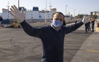 Classifica sindaci Il sindaco di Messina Cateno De Luca durante i controlli dei passeggeri e delle automobili in transito sullo Stretto di Messina presso il molo delle societa' di traghettamento privato, Messina, 8 aprile 2020. ANSA/CARMELO IMBESI