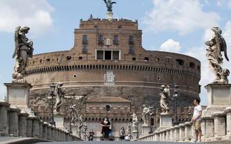 Turisti a ponte Sant'Angelo durante l'emergenza Covid-19, Roma, 31 maggio 2020.
ANSA/MASSIMOPERCOSSI