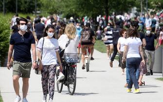 People walk, ride bycicle and relax while enjoying a sunny day inside the 'Parco di CityLife' park during the so-called phase 2 of the coronavirus emergency, in Milan, northern Italy, 24 May 2020. Italy, like several other countries around the world, is gradually easing COVID-19 lockdown restrictions in an effort to restart its economy and help people in their daily routines after the outbreak of coronavirus pandemic.
ANSA/ MATTEO BAZZI