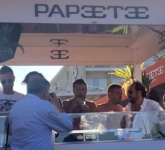 Matteo Salvini torna in consolle al Papeete beach di Milano Marittima. A torso nudo, in costume da bagno, il leader leghista si è immerso tra la folla
che gremisce la spiaggia e ha raggiunto il deejay in consolle, 3 agosto 2019. ANSA/SERENELLA MATTERA 