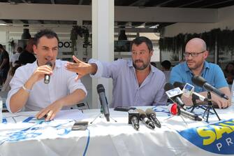 Un momento della conferenza stampa del vice premier e ministro dell'Interno Matteo Salvini con Lorenzo Fontana (D) al Papeete beach di Milano Marittima, 1 agosto 2019. ANSA/FABRIZIO ZANI