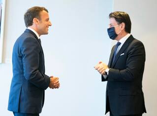 Conte incontra Macron a Bruxelles e attacca Rutte sul Recovery Fund