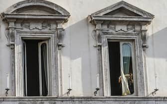 Alcune finestre di palazzo Chigi durante il consiglio dei Ministri, Roma 13 luglio 2020. ANSA/FABIO FRUSTACI