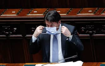 il presidente del Consiglio Giuseppe Conte indossa una mascherina sanitaria alla Camera durante il Question time, Roma, 1 Luglio 2020. ANSA/GIUSEPPE LAMI