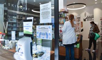 CORONAVIRUS: MASCHERINE 0,50 CENT Mascherine a 0,50 centesimi in una farmacia di via Roma, Torino, 14 Maggio 2020. ANSA/ ALESSANDRO DI MARCO