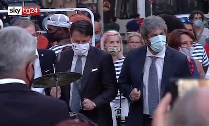 Conte, Fico e ministri suonano tamburi davanti Camera con disabili