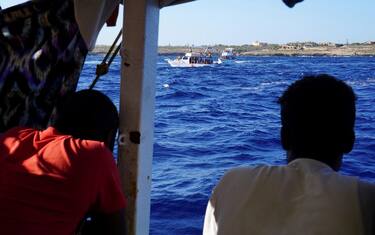 Palermo, migranti: in 48 si lanciano in mare da nave Open Arms. VIDEO