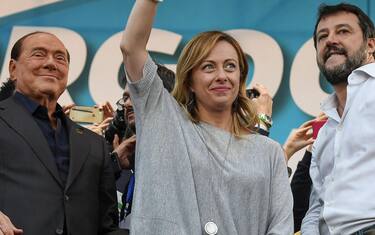 Centrodestra, Meloni, Salvini e Berlusconi firmano patto anti-inciucio