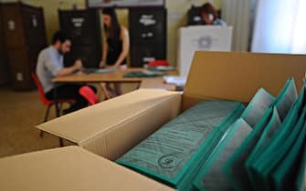 Insediamento dei seggi a Firenze per l'elezione del consiglio e del presidente della Regione Toscana, 30 maggio 2015.
ANSA/MAURIZIO DEGL'INNOCENTI