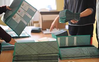 Insediamento dei seggi a Firenze per l'elezione del consiglio e del presidente della Regione Toscana, 30 maggio 2015.
ANSA/MAURIZIO DEGL'INNOCENTI