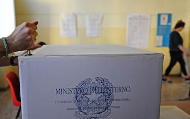 Insediamento dei seggi a Firenze per l'elezione del consiglio e del presidente della Regione Toscana, 30 maggio 2015.ANSA/MAURIZIO DEGL'INNOCENTI