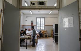 Operazioni di voto al seggio allestito presso la Scuola elemetare ''Giacomo Leopardi'' alle ore 13,15 , Roma 1 marzo 2020. ANSA/FABIO FRUSTACI