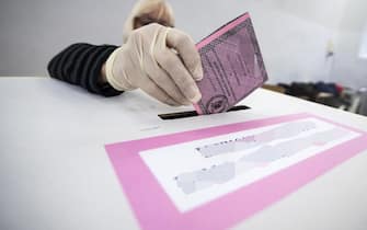 Un momento delle operazioni di voto per le elezioni suppletive per la Camera Roma I municipio, 01 marzo 2020. 
ANSA/ANGELO CARCONI