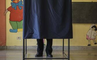 Il vice presidente alla Camera Luigi di Maio (M5S) nella cabina elettorale mentre vota per il Referendum Costituzionale. Napoli, 4 dicembre 2016. ANSA/CESARE ABBATE

