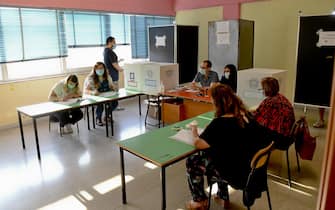 A Pomigliano d'Arco ( Napoli) le operazioni di voto nel seggio di Luigi Di Maio leader M5S, 20 settembre 2020ANSA / CIRO FUSCO