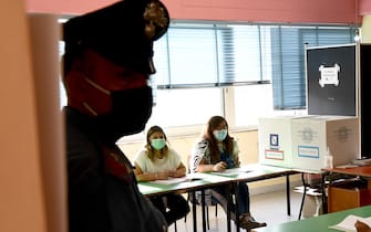 A Pomigliano d'Arco ( Napoli) le operazioni di voto nel seggio di Luigi Di Maio leader M5S, 20 settembre 2020ANSA / CIRO FUSCO