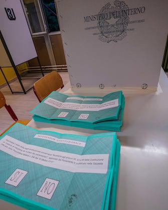 Apertura seggi elettorali per il voto del referendum  tagli parlamentari 2020 alla scuola Alfieri. Torino 20 settembre 2020 ANSA/TINO ROMANO