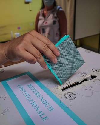 Apertura seggi elettorali per il voto del referendum  tagli parlamentari 2020 alla scuola Alfieri. Torino 20 settembre 2020 ANSA/TINO ROMANO