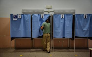 Apertura dei seggi elettorali per il referendum costituzionale sul taglio dei parlamentari alla scuola media Parini di via Solferino - Milano 20 Settembre 2020 Ansa/Matteo Corner