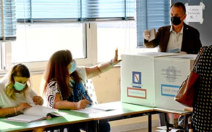 Elezioni, seggi aperti: gli italiani al voto con le mascherine. FOTO