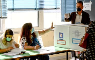 A Pomigliano d'Arco ( Napoli) le operazioni di voto nel seggio di Luigi Di Maio leader M5S, 20 settembre 2020
ANSA / CIRO FUSCO