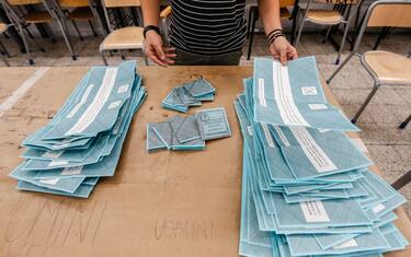 Scrutinatori iniziano lo spoglio delle schede per il voto referendario in un seggio di Roma 21 settembre 2020. ANSA/FABIO FRUSTACI