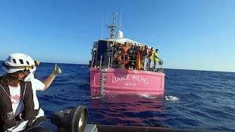 In una foto estrapolata da un video fornito dalla ong, le operazioni di salvataggi della Sea Watch 4, con a bordo 353 persone diretta a Palermo, 1 settembre 2020. ANSA / US +++ HO NO SALES - DITORIAL USE ONLY +++ o +++ ANSA PROVIDES ACCESS TO THIS HANDOUT PHOTO TO BE USED SOLELY TO ILLUSTRATE NEWS REPORTING OR COMMENTARY ON THE FACTS OR EVENTS DEPICTED IN THIS IMAGE; NO ARCHIVING; NO LICENSING +++
