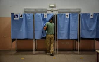 Apertura dei seggi elettorali per il referendum costituzionale sul taglio dei parlamentari alla scuola media Parini di via Solferino - Milano 20 Settembre 2020  Ansa/Matteo Corner