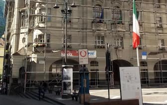 Il municipio di Bolzano con il tricolore a mezzasta, 24 maggio 2015.
ANSA/ STEFAN WALLISH