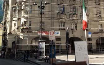 Il municipio di Bolzano con il tricolore a mezzasta, 24 maggio 2015.
ANSA/ STEFAN WALLISH 