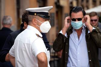 Un agente della Polizia di Roma Capitale invita le persone ad indossare la mascherina a Fontana di Trevi, Roma, 2 ottobre 2020.   MAURIZIO BRAMBATTI/ANSA