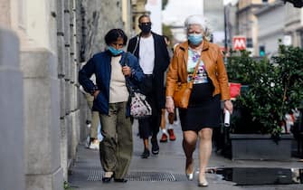Persone indossano mascherine protettive nel centro di Milano, 5 ottobre 2020.ANSA/Mourad Balti Touati