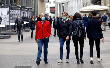Persone indossano mascherine protettive nel centro di Milano, 5 ottobre 2020.ANSA/Mourad Balti Touati