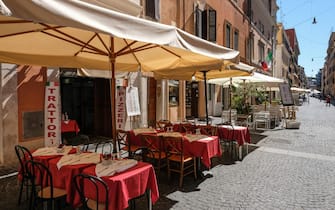 Bar e ristoranti semi deserti a Borgo Pio per i pochi turisti presenti nella Capitale, Roma 6 luglio 2020.
ANSA/ALESSANDRO DI MEO