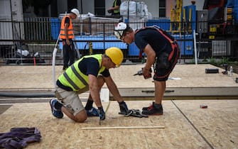 Gli operai al lavoro per la ostruzione dei nuovi moduli per le aule temporanee per ospitare gli alunni dell istituto Console Marcello a Milano 11 Settembre 2020.  Ansa/Matteo Corner